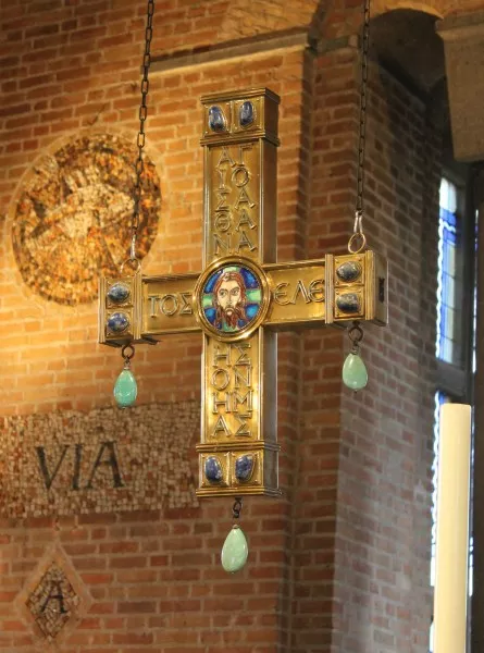 Afbeelding uit: januari 2016. Het kruis boven het altaar is gemaakt door edelsmid Nico Witteman.