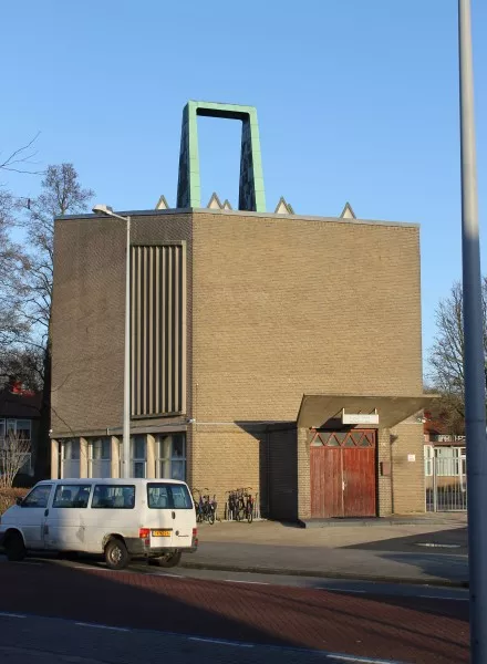 Afbeelding uit: januari 2016. De driehoekige uitsteeksels op het dak zijn ramen; in het kopergroene object hingen de kerkklokken.