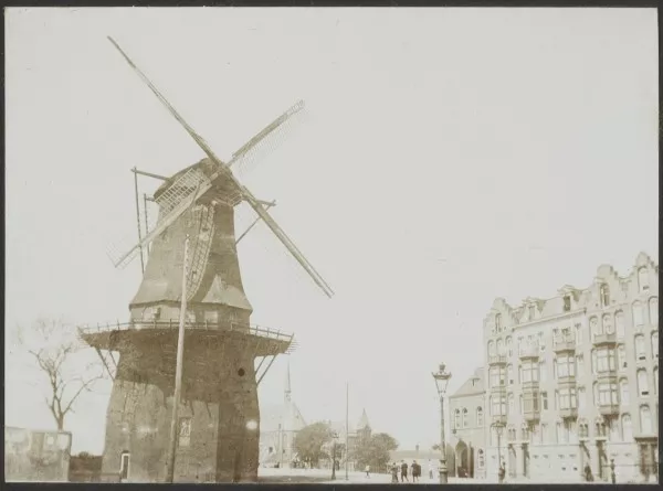 Afbeelding uit: 1896. Toen het rijtje gebouwd werd stond aan de overkant van de straat nog molen De Victor. Die werd in 1898 afgebroken.
Bron afbeelding: SAA, bestand ANWE00226000001.