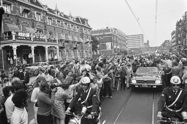 Afbeelding uit: juni 1971. Vanaf het balkon van het ziekenhuis juichen verpleegsters Ajax toe, dat de dag ervoor de Europacup I had gewonnen. In de auto Sjaak Swart, Rinus Michels en Velibor Vasović.