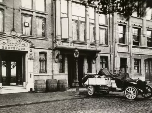 Afbeelding uit: 1921. Een auto van de firma Boelen voor het magazijn.