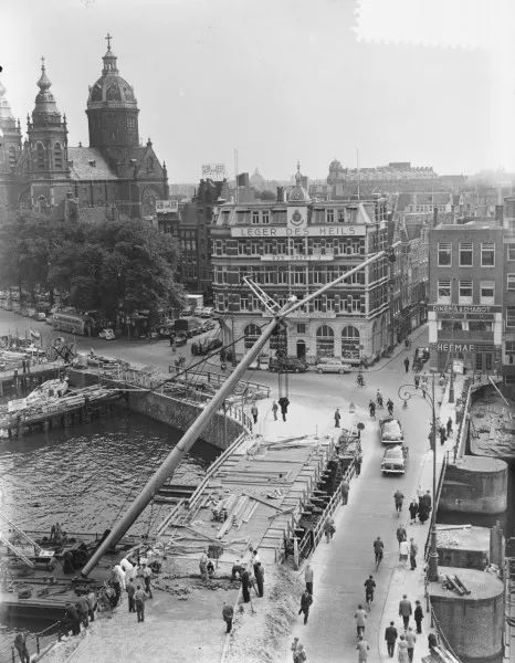 Afbeelding uit: augustus 1955. Op de voorgrond werkzaamheden aan de Nieuwebrug over het Damrak.