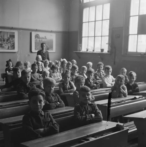 Afbeelding uit: april 1946. Een klas. De school heette destijds Boerhaaveschool.
