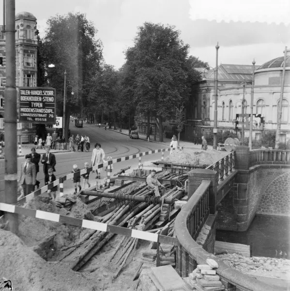 Afbeelding uit: augustus 1952. Werkzaamheden aan de brug.