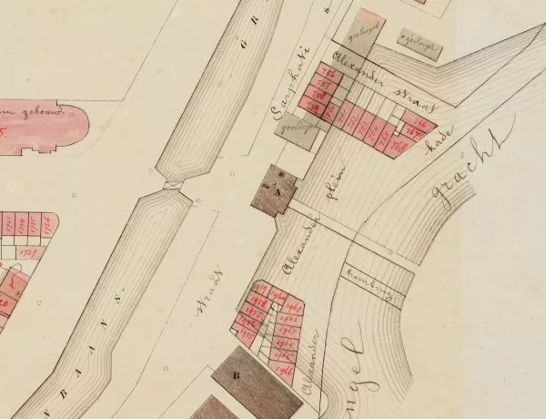 Afbeelding uit: Circa 1892. Op deze kaart is nog de oude loop van de Singelgracht te zien. De gracht werd hier in 1885 genormaliseerd (rechtgetrokken). In het midden de Muiderpoort.
Bron afbeelding: SAA, bestand 010043000002_035.