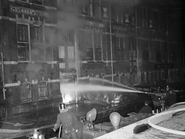 Afbeelding uit: maart 1948. Ook in 1948 en 1965 woedde er brand in de fabriek.