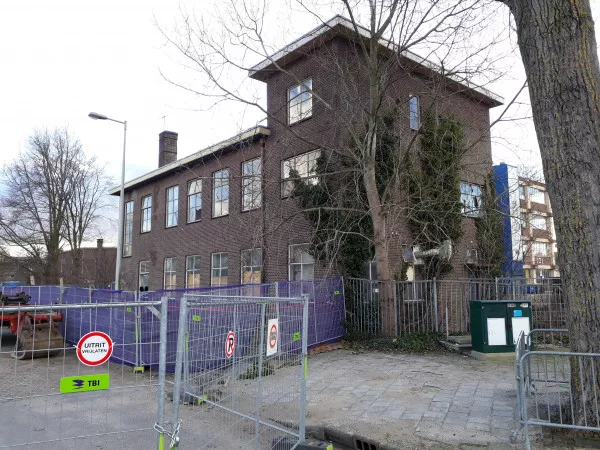 Afbeelding uit: februari 2019. Het voormalige laboratorium en dito dienstwoning, aan de Nieuwevaartweg. Gesloopt in 2019.