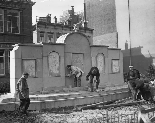 Afbeelding uit: februari 1950. Werklieden leggen de laatste hand aan het monument, op het Weesperplein.