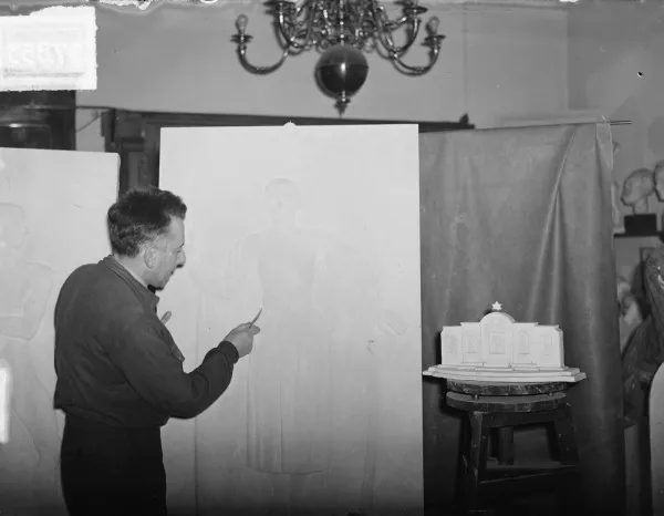 Afbeelding uit: januari 1950. Beeldhouwer Wertheim in zijn atelier.