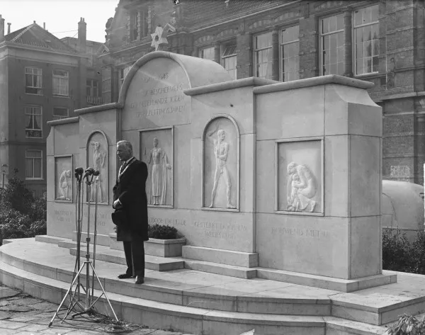 Afbeelding uit: februari 1950. Burgemeester d'Ailly spreekt bij de onthulling van het monument.