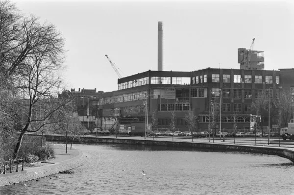Afbeelding uit: maart 1985. De brouwerij tijdens de sloop in 1985. Geheel rechts het behouden kantoorgebouw.