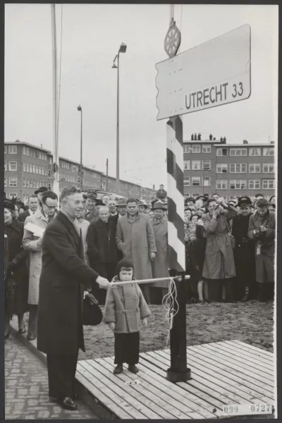 Afbeelding uit: april 1954. Minister Algera van Verkeer en Waterstaat opent op 1 april 1954 de brug en daarmee Rijksweg 2.