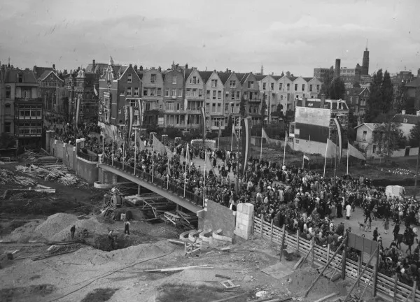 Afbeelding uit: oktober 1947. De brug werd in oktober 1947 feestelijk geopend. In 1948 was de bouw geheel gereed.