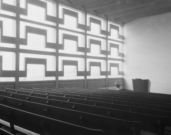 Afbeelding uit: mei 1957. Interieur kerkzaal.
