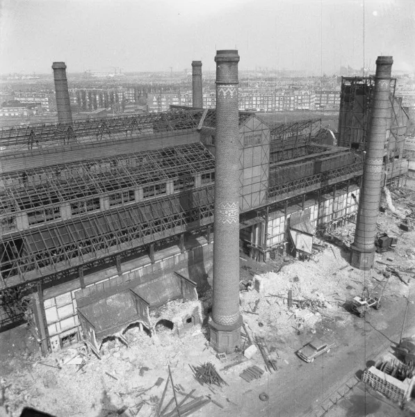 Afbeelding uit: april 1961. Sloop van een van de stokerijen (retortengebouwen).
