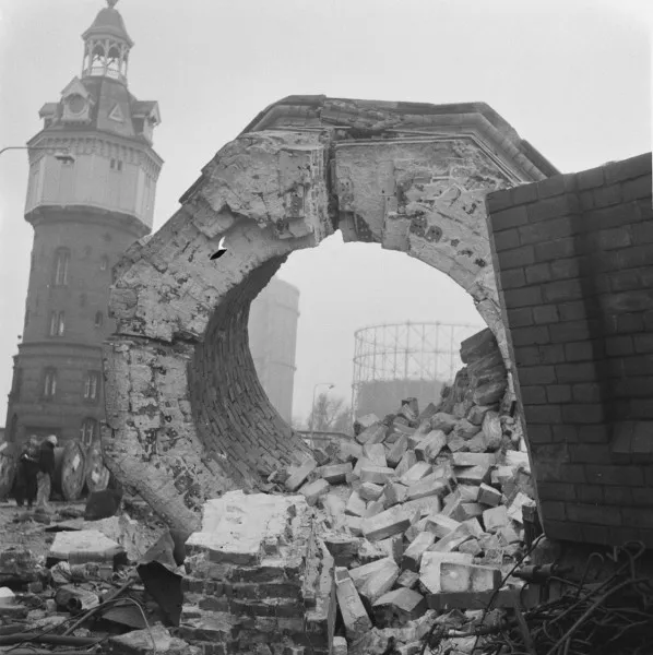 Afbeelding uit: december 1961. Watertoren, met op de voorgrond de resten van een opgeblazen schoorsteen.