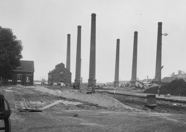 Afbeelding uit: augustus 1965. Afbraak van de stokerij, die tussen de schoorstenen stond.