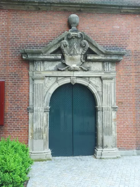 Afbeelding uit: mei 2016. Dit poortje maakte oorspronkelijk deel uit van het Admiraliteitshof te Rotterdam.