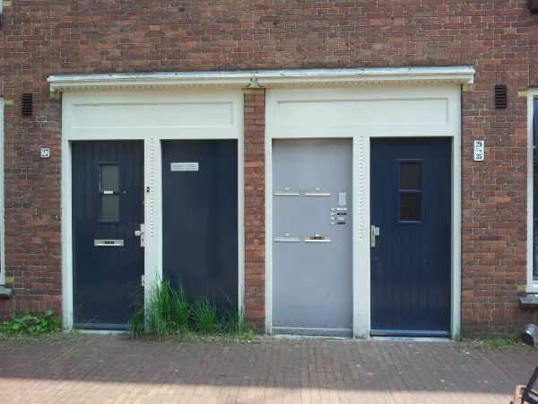 Afbeelding uit: mei 2016. Van Neckstraat. Rond 1980 zijn bij een renovatie woningen samengevoegd; overbodig geworden deuren werden verwijderd.