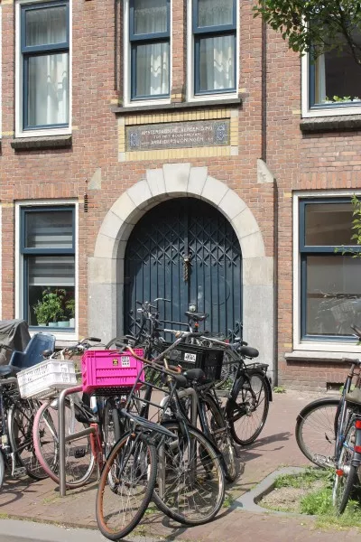 Afbeelding uit: mei 2016. Barentszstraat. Poort met erboven een plateau met de tekst "Amsterdamsche Vereeniging tot het bouwen van Arbeiderswoningen" en "Anno 1914".