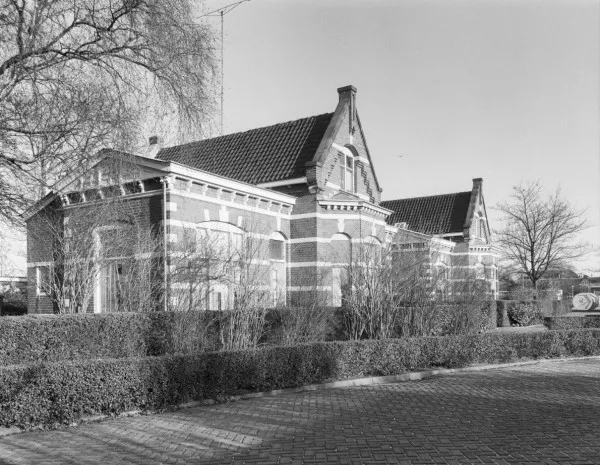 Afbeelding uit: januari 1982. De twee dienstwoningen in 1982.