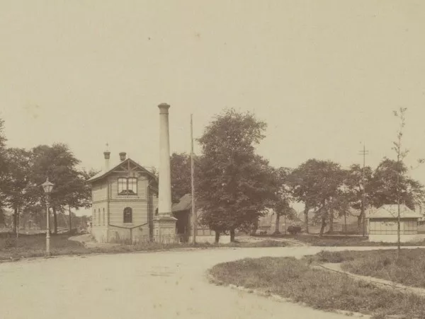 Afbeelding uit: Circa 1895. Het gemaal met schoorsteen, gezien vanuit het toen nog onbebouwde Willemspark.
Bron afbeelding: SAA, bestand ANWI00627000001.