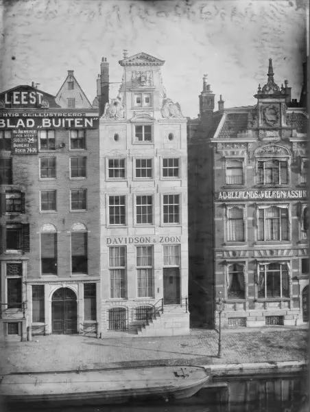 Afbeelding uit: Circa 1910. Rechts Rokin 93, nog met de originele ornamenten. Steenbergh maakte de foto voor het tijdschrift Buiten, waarvoor links geadverteerd wordt.