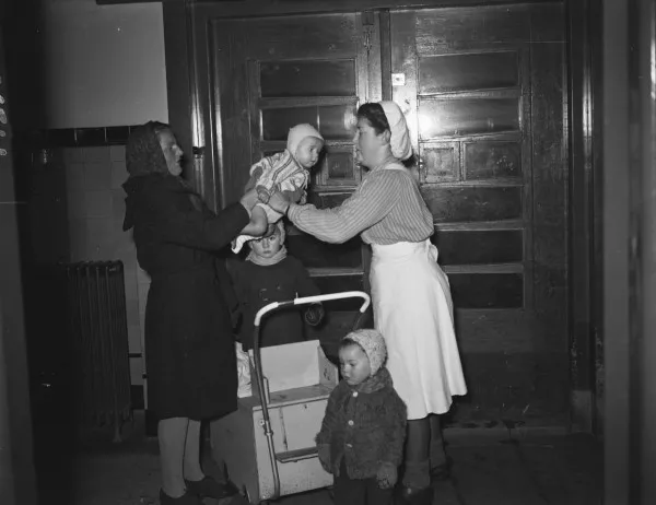 Afbeelding uit: februari 1946. Tafereel achter de voordeur.