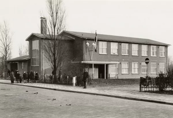 Afbeelding uit: december 1937. De foto is vermoedelijk gemaakt op de dag van de opening. Het 'voorhuis' was nog smaller dan het nu is.
Bron afbeelding: SAA, bestand OSIM00004005788.