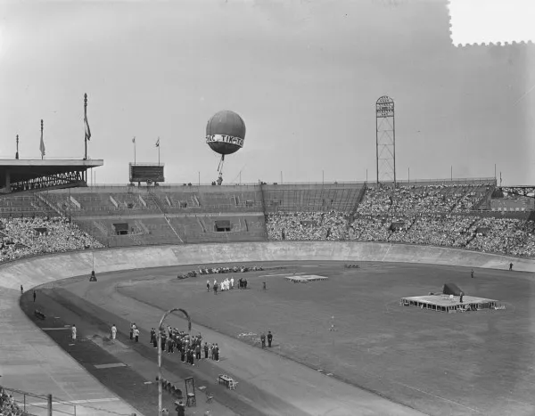 Afbeelding uit: augustus 1953. Het stadion met wielerbaan en tweede ring. Er werd een kindervakantiefeest gevierd, met ballonopstijging.