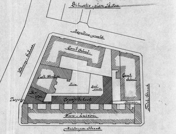 Afbeelding uit: september 1889. Situatieschets uit de bouwtekeningen van Breman. Links aan de Weteringschans waren ingang en directeurswoning, de eigenlijke school (donker gearceerd) was op het binnenterrein.
Bron afbeelding: SAA, bestand 5221BT903725.