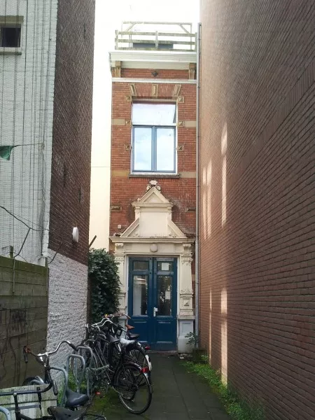 Afbeelding uit: juli 2016. Via dit poortje en een gang had de school een ingang aan de Falckstraat.
