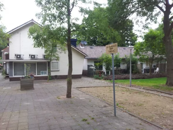 Afbeelding uit: juli 2016. Berlagehof / Cort van der Lindenkade. Links een van de zeven rijtjes met een winkel, rechts bejaardenwoningen.