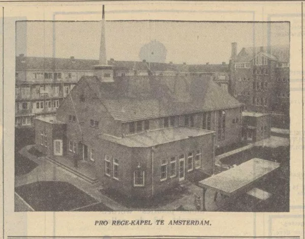 Afbeelding uit: december 1939. Krantenfoto van de kapel op de binnenplaats.