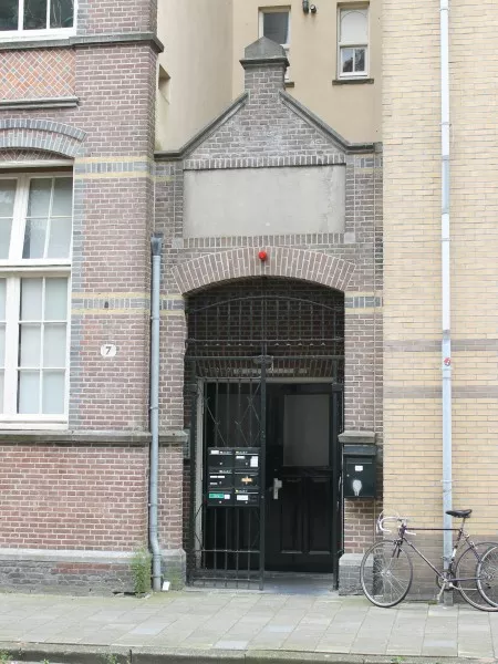 Afbeelding uit: augustus 2016. Poortje naast nummer 7. Wellicht is de in 1915 verwijderde ingangspartij van nummer 7 hier herplaatst.