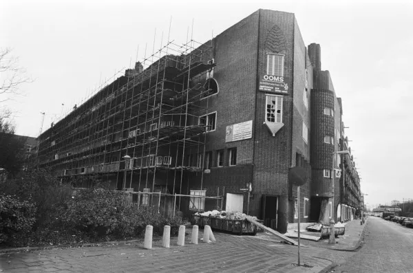 Afbeelding uit: november 1976. Het blok tijdens een opknapbeurt in 1976, "vernieuwbouw".