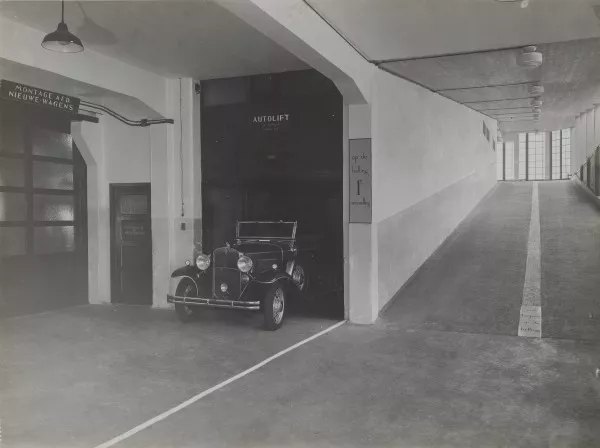 Afbeelding uit: 1931. Autolift en hellingbaan. "Op de helling 1e versnelling" en "Niet loopen op de helling".
Bron afbeelding: SAA, bestand ANWG00198000005.