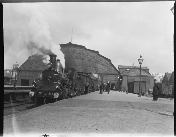 Afbeelding uit: mei 1902. Een trein staat klaar voor vertrek.