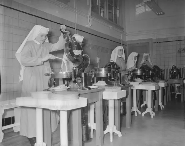 Afbeelding uit: september 1958. Zusters aan het werk in de hostiebakkerij.