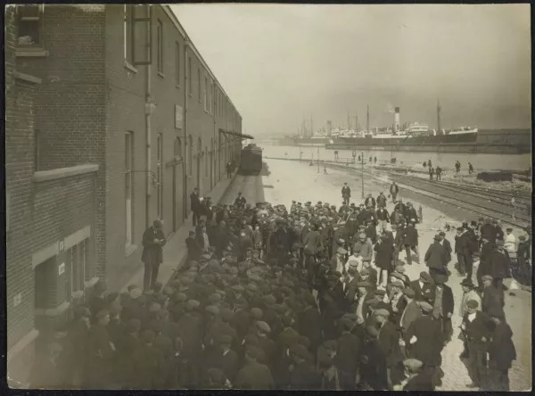 Afbeelding uit: 1914. Voordat het verdelen van werk centraal geregeld werd via de HAR, wierven de rederijen en havenbedrijven zelf werkvolk. Hier bij de Maatschappij Nederland.