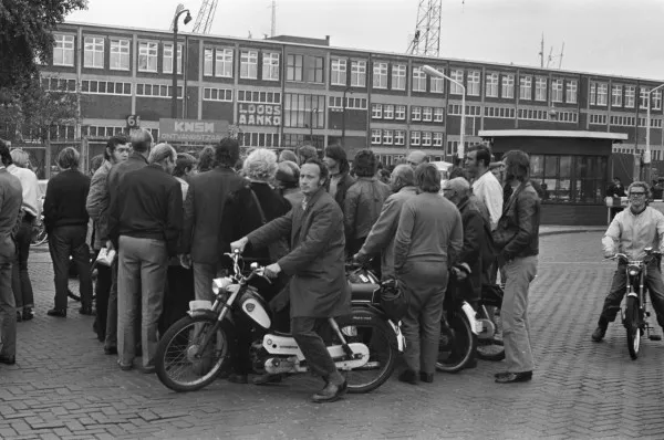 Afbeelding uit: augustus 1972. Stakende havenarbeiders, met op de achtergrond loods 6.