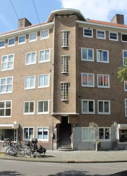 Afbeelding uit: augustus 2016. Maasstraat. De knik, met trappenhuis.