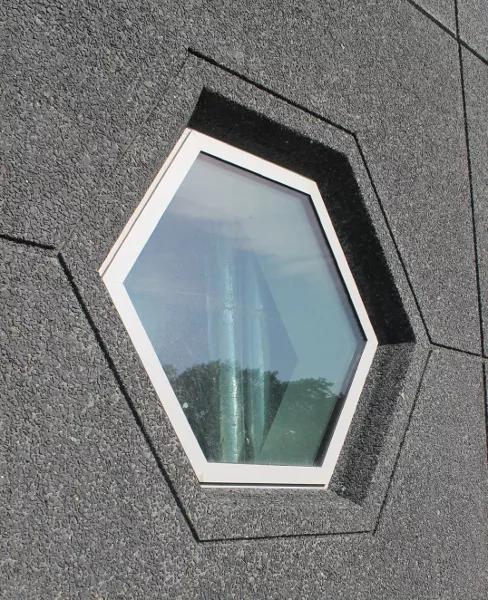 Afbeelding uit: september 2016. Staal paste vaak zeskante ramen toe in zijn ontwerpen.