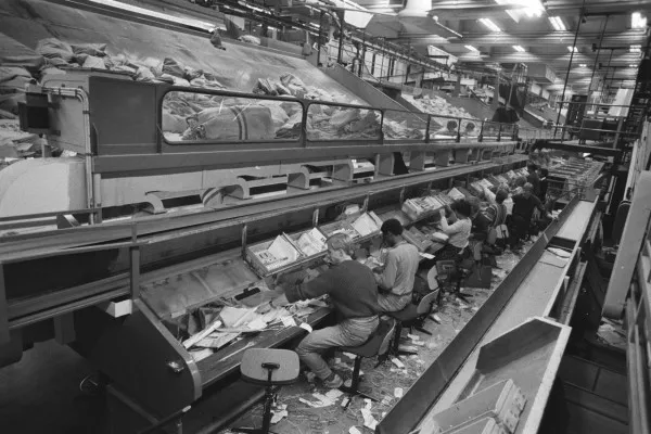 Afbeelding uit: november 1983. Postsorteerders aan het werk.