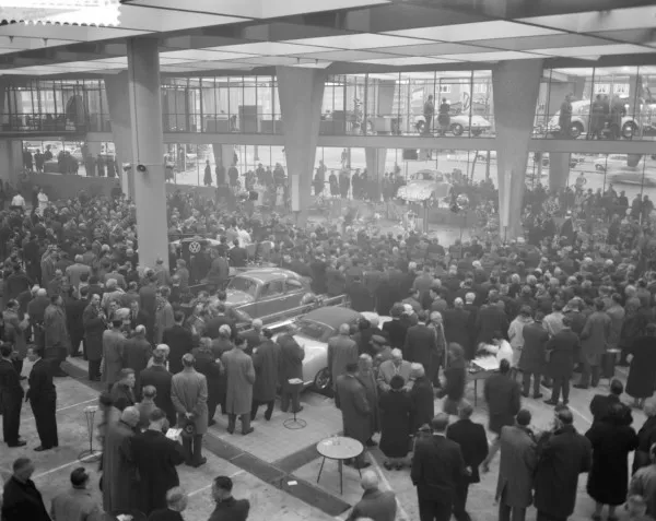 Afbeelding uit: februari 1961. De opening van het nieuwe gebouw trok veel publiek.