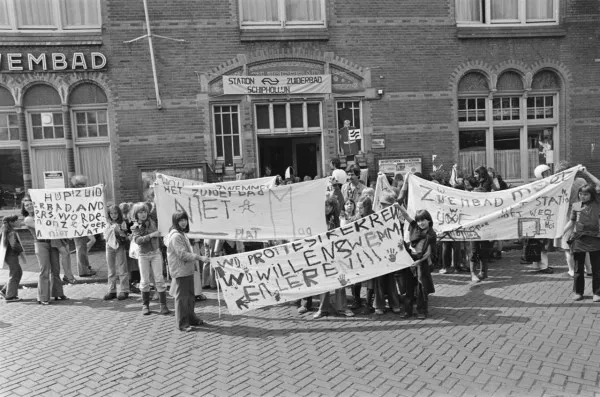 Afbeelding uit: mei 1976. Protest tegen sloopplannen.