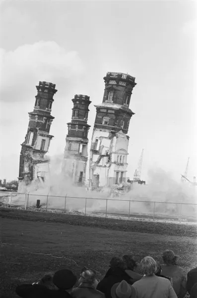 Afbeelding uit: januari 1975. Sloop van de torens.