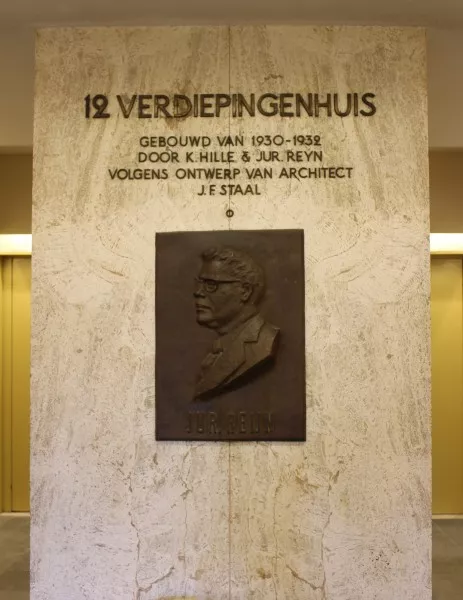 Afbeelding uit: september 2016. In de hal. Inscriptie en een plaquette met een afbeelding van bouwondernemer Jur. Reijn.