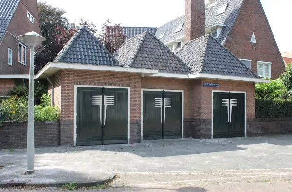 Afbeelding uit: september 2016. De twee rechter garages (of tuinhuisjes) horen bij de dubbele villa. De linker garage hoort bij de villa aan de Apollolaan.