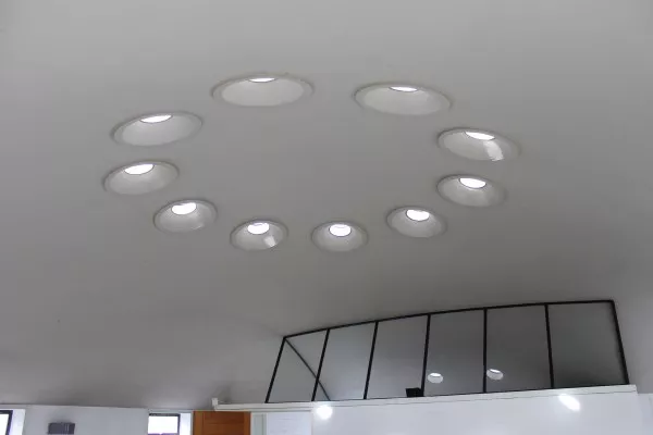 Afbeelding uit: september 2016. Het plafond van een van de grotere koepels, met tien lichtkoepels.